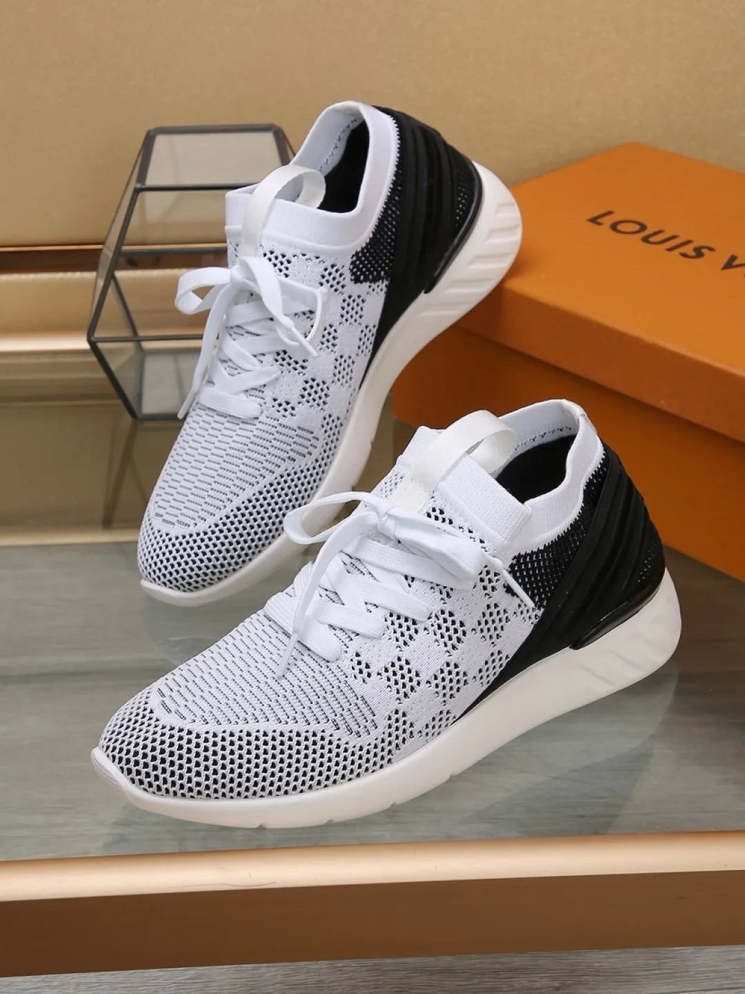Men's shoes 💰P420💰"LOUI* VUITTO*" latest popular men's casual shoes ✔️This model is made of the original breathable fly woven fabric. The real thing is super shiny⚡️ Fashionable and versatile. The toe last shape is firm and full. The soles are LV original molds and can be put in and out at will. It is light and comfortable for the foot~Purely handmade, details determine the quality! Size:38-44